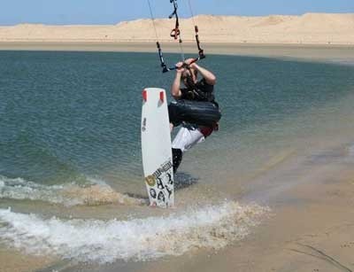 Un kite surfer dans la lagune de Dakhla au Maroc