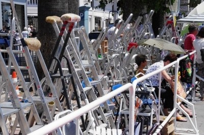 Les escabeaux des photographes et du public pendant le festival