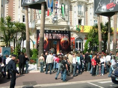 Un groupe de personnes devant le Carlont à Cannes