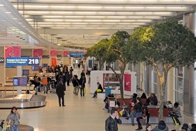 Des pins installés dans une salle de bagages de Roissy