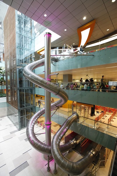 The Slide : le toboggan géant de l'aéroport de Singapoure