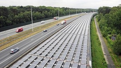 Le tunnel ferroviaire couvert de panneaux solaires près d'Anvers en Belgique