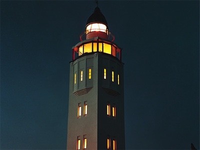 phare illuminé nuit