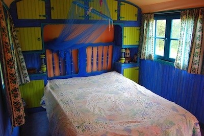 chambre lit bleu roulotte nomade