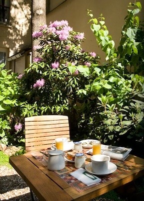 jardin intérieur hôtel de l'avre fleurs table petit-déjeuner