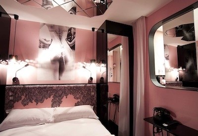 chambre luxure lit rose miroirs photo 