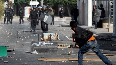 Manifestant contre forces de l'ordre