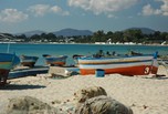Plage et barques de pêcheurs